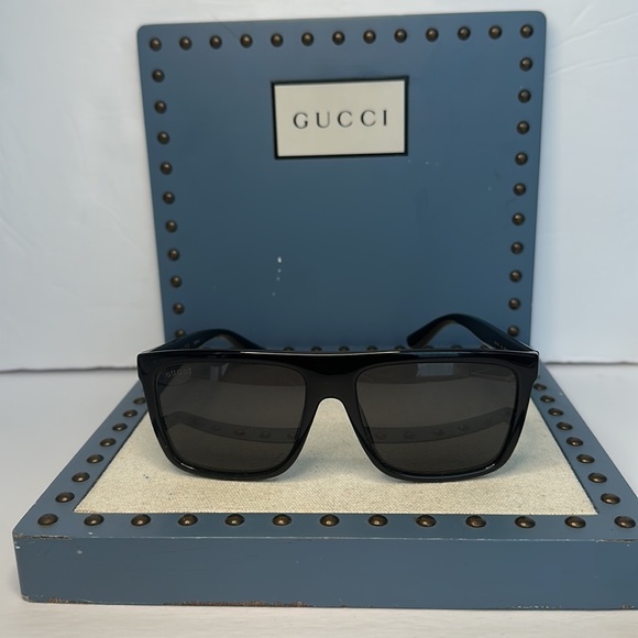 Gucci Eyewear GG0748s 001
oversized square-frame sunglasses - Picture 3 of 15